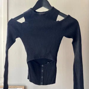 Tröja från Zara - Öppen vid nyckelbenen och magen. Gråtvättad färg