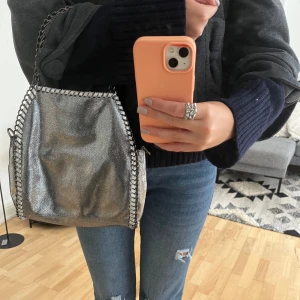 Stella McCartney väska - Säljer nu min absolut perfekta stella McCartney liknande väska😍😍 gjord i Italien!! Silvrig och jätte najs💓💓❤️‍🔥❤️‍🔥köpt för 650kr