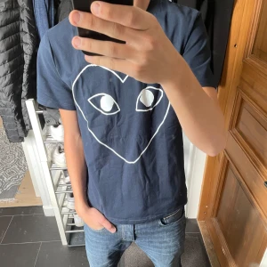 Comme des garcons t shirt - Tja! Säljer nu brorsans comme des cargons t-shirt! Den är i storlek M och har ansvällts väldigt lite, därför säljs den. Kan ej garantera äkthet. Vid snabb affär kan ja gå ner i pris! Tveka inte på att fråga mig något! 