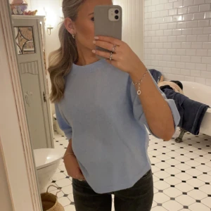 Stickad t-shirt - Säljer denna superfina stickade tröjan från &otherstories, den är helt i nyskick då jag använt den Max 1 gång❤️nypris 790 men säljer för endast 450. Kan tänka mig att gå ner lite i pris vid snabb affär.