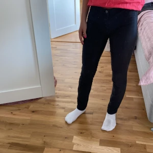 Svarta jeans från ONLY - Säljer ett par svarta jeans från ONLY i modellen Limitless Denim. De är tighta och har en klassisk femficksdesign med knapp och dragkedja framtill. Perfekta för både vardag och fest!