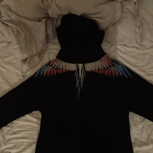 Marcelo burlon hoodie - Riktigt fet Marcelo burlon hoodie i storlek M. Helt okej skick, lite urtvättad men inga hål eller fläckar. Pris kan diskuteras accepterar också byten. Undras något är det bara att skriva.