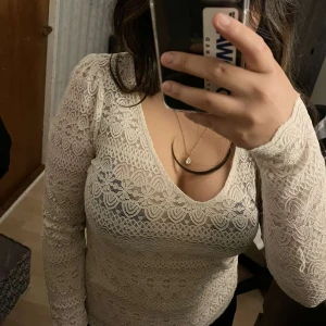 Vit mönstad VILA tröja  - En tröja med otroligt fina mönster använd 3 gånger.  Skriv för fler bilder  Nypis: 300