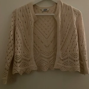 Stickad kofta - Jätte söt ”stickad” kofta. Säljer pga att den inte används längre 🥰