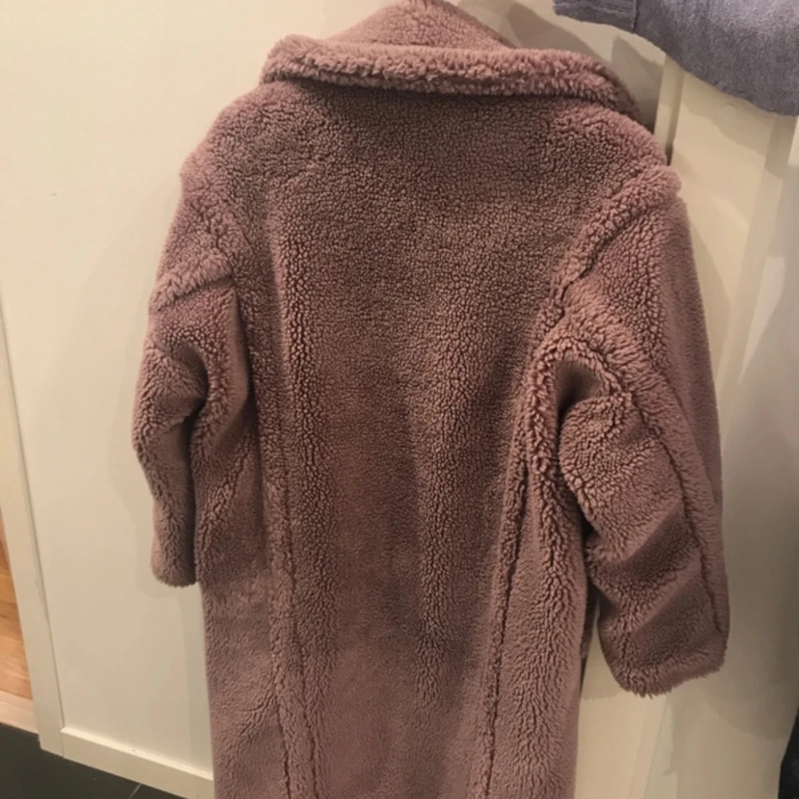 Lång lila Teddy kappa - 90