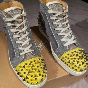 Christian Louboutin  - Säljer dessa feta och unika loubsen i storlek 44,5, dem passar även 44. Skicket är 8/10 jättefräsha men några nitar saknas bak som ni kan se på bilden. Demhär är svåra och få tag på och endast box medföljer, självklart äkta. Priset är inte fast!Har du några frågor är det bara att höra av sig!😁😁😁