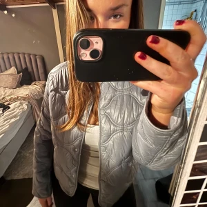 Grå quiltad jacka från Mango - Säljer en snygg grå quiltad jacka från Mango, supernajs till vår och höst 💖💖I nyskick, passar S-M