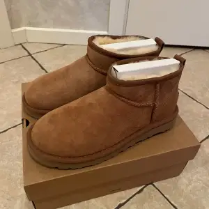 Säljer dessa helt nya ultra mini uggs i färgen chesnut🩷 Säljer då de inte passade mig💕