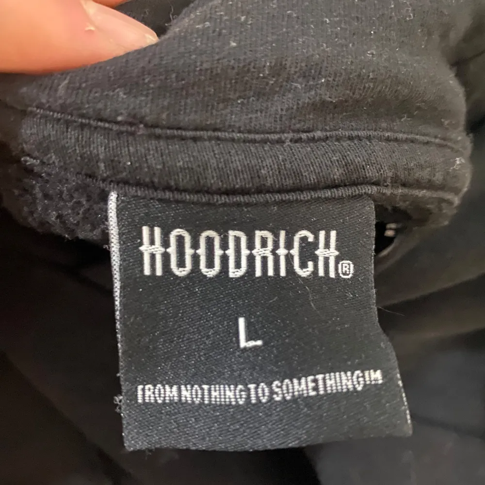 Säljer en svart hoodie från Hoodrich i storlek L i barnstorlek så M i vanlig stolek. Den har coola broderade detaljer och en stor ficka fram. Perfekt för en avslappnad stil och passar till alla tillfällen. Grym kvalitet och riktigt bekväm att ha på sig. Hör av dig om du är intresserad!  Priset går och diskuteras. Tröjor & Koftor.