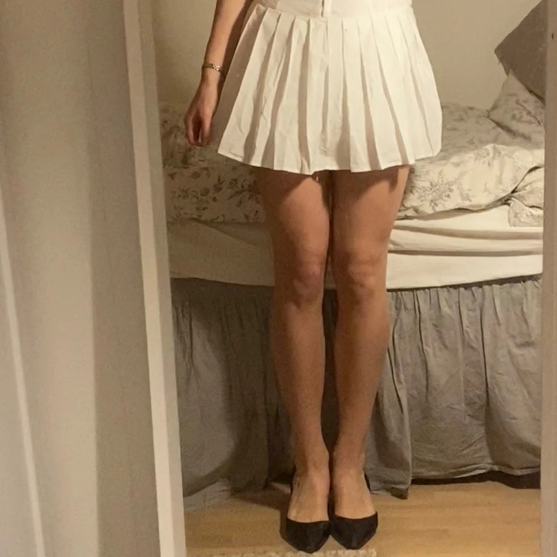 Vit klänning med broderade detaljer - 93