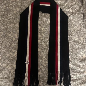 Nästan ny halsduk från Moncler - Säljer nu min Moncler halsduk då jag är sugen på något nytt. Skick 9/10. Perfekt för höst och vinter! Nypris cirka 3600kr.