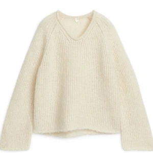 Stickad tröja  Arket - Mysig beige stickad tröja i oversized passform från Arket. 60% ull och 40% mohair knappt använd. Storlek är xs men passar upp till M