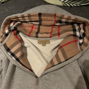 Burberry kofta - Säljs pågrund av att den inte passar mig mer. Inget fel med koftan den är inte sönder eller något. 