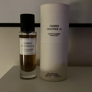 Ombre Leather 16 Clive Dorris  - Tja! Säljer en grym läderdoft av Clive Dorris. 29/30 ml använt. Säljer då den inte riktigt passade min smak. Grym att ha på vintern, dejter och fester. Hör av dig vid intresse:)