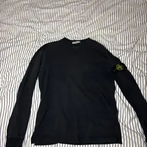 Säljer en svart långärmad tröja från Stone Island som är i bra skick. Tröjan är i storlek Medium och är såklart äkta