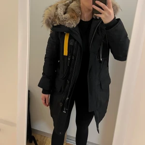 Parajumpers dam - Varm & skönt vinterjacka i storlek S från Parajumpers. Mycket sparsamt använd och därav väldigt bra skick. Nypris runt 8000kr
