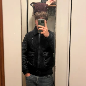 Svart teddyjacka från Rossignol - Säljer en snygg svart teddyjacka från Rossignol i mycket bra skick. Jackan har en mysig teddystruktur med långa ärmar och dragkedja framtill. Perfekt för höst och vinter! Den har också praktiska fickor med knappar. Passar både till vardags och lite finare tillfällen. Storlek motsvarar XS-S