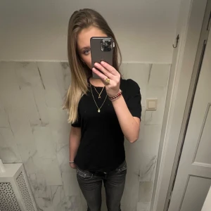 Svart t-shirt - Säljer en jättefin svart t-shirt storlek S