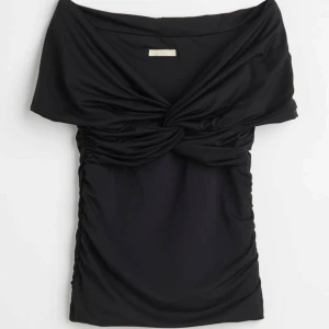 Svart offshoulder tröja💘 - Säljer min fina off shoulder tröja då jag har en i vitt jag tycker om mer. Har endast haft på mig denna en gång så dne är i nytt skick💘