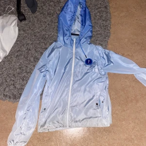 Trapstar windbreaker  - Säljer min Trapstar vindjacka då den börjar bli liten, mycket väl omhändertagen förutom dragkedjan som är bytt från orginalet men funkar och ser lika bra ut, fixat av sömmerska så inget hemmajobb 
