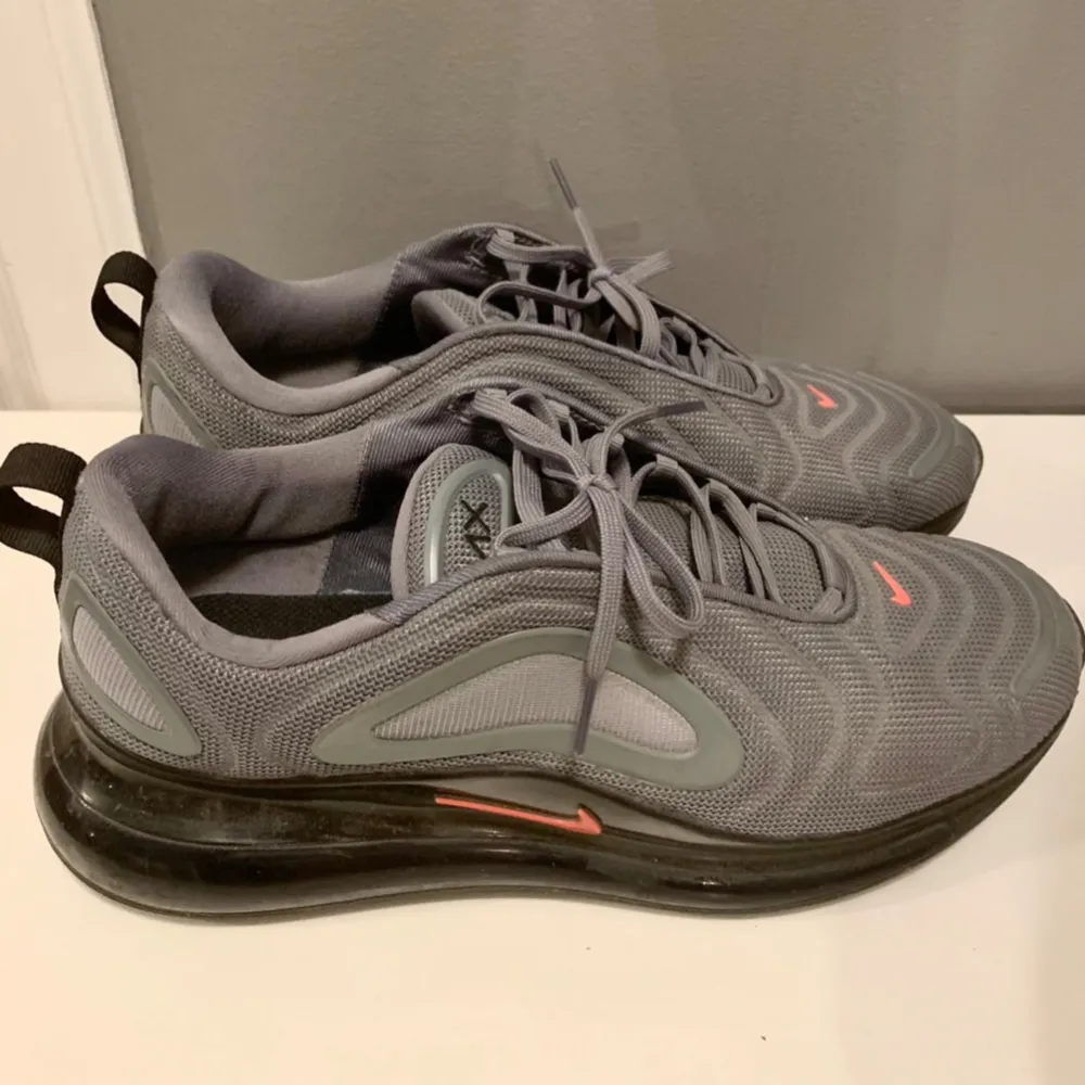 Säljer ett par grå Nike Air Max 720 i mycket bra skick.  Perfekta för både träning och vardagsbruk. Storlek 44. Skor.