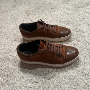 Lanvin cap toe. Storlek 8 passar 42/43. Super skick, pris 1799 endast skorna. Fast pris och inga byten tack.