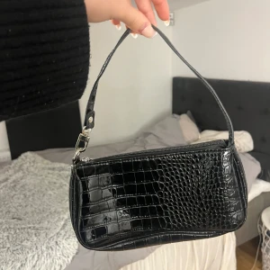 Svart handväska  - En svart handväska💞