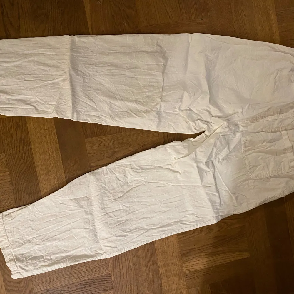 Säljer ett par vita byxor från H&M i storlek EUR 158. Byxorna har en enkel och stilren design, perfekt för vardagen. De är i bra skick och passar till många olika outfits. Perfekta för vår och sommar!. Jeans & Byxor.