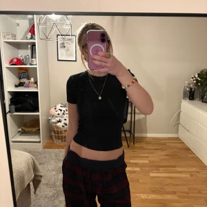 topp - superfin svart t shirt ifrån Zara i storlek S, använd fåtal gånger o inga defekter💕