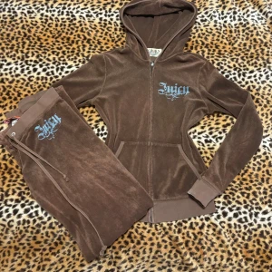 2000s mcbling vintage juicy couture set - ✰*฿✩‧₊˚ läs gärna köpvillkoren &  beskrivningen innan   vintage juicy couture set från 2000-talet. det är från terry cloth kollektionen & byxorna är lådmidjade och bootcut. midja: 35 cm & innerben 77 cm. för zip upen är det 43 cm rakt över & 52 cm i längd. skickar inga bilder på. har en missfärgning på ärmen & även sytt igen ett hål på sidan där men annars inga övriga defekter. ha i åtanke att det är ett autentiskt vintage set från juicy couture och går därmed inte med på prisförslag under 1000 