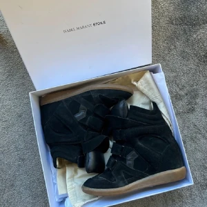 Isabel Marant skor - Säljer mina skit snygga äkta Isabel Marant skor då dom inte är min stil längre💕 Dom ser knappt använda ut på utsidan, men lite slitna på insidan som man kan se på bilden (det är inget som syns när man har på sig dom). Köptes för 3500 men eftersom dom är i bra skick så sänker jag till 2500🫶dom är i strl 38 men passade mig som har 39