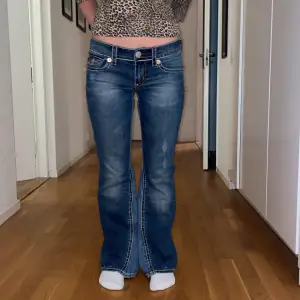 För snygga true religion liknade jeans för mycket billigare pris! Midjemått: 38 innerben: 74