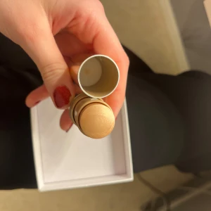 Radiant cream colour stick från Beauty Act - Säljer en radiant cream colour stick  från Beauty Act i en snygg guldig hylsa. Perfekt för att få en jämn och naturlig finish. Enkel att applicera och smidig att ha med sig i väskan. Perfekt för touch-ups under dagen! Aldrig använd 