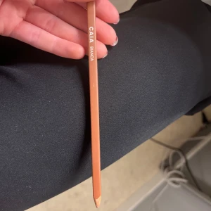 Läpppenna från CAIA i nyansen Bianca - Säljer en läppenna från CAIA i nyansen Bianca. Den har en mjuk och krämig konsistens som gör det enkelt att applicera och definiera läpparna. Perfekt för att skapa en naturlig look eller som bas för läppstift. Pennan är i en snygg nude-ton som passar till det mesta. Använd ett par gånger men fortfarande i bra skick! Endast testad 