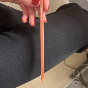 Läpppenna från CAIA - Säljer en snygg läppenna från CAIA i färgen Lovisa. Den har en mjuk och krämig konsistens som gör det enkelt att applicera och definiera läpparna. Perfekt för att skapa en naturlig look eller som bas för läppstift. Pennan är i en stilren design med en ljusrosa nyans. Endast testad 