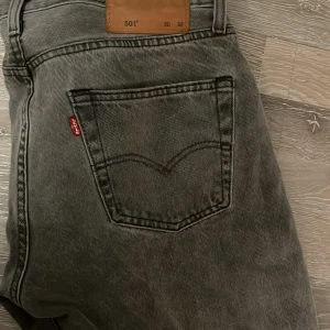 Levis 501 - Jag säljer ett par Levis 501 storlek W30 L32, som är i riktigt fint skick med bara några minimala defekter som inte syns, jag kan gå ner lite i pris för en snabb affär.