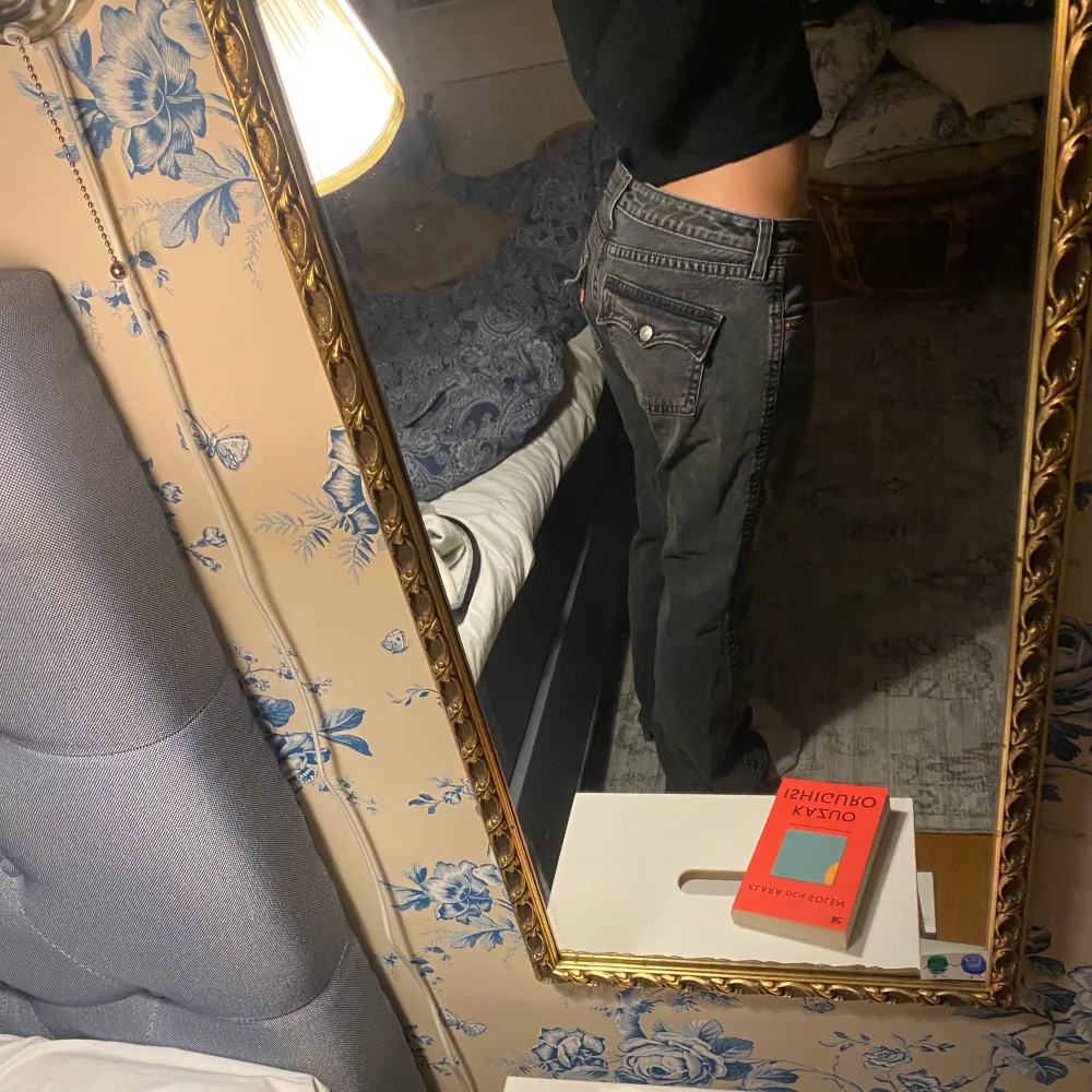 Säljer ett par snygga grå bootcut jeans i storlek 31. Låg midjade. Fint skick!💗(för att informera så är de stora på mig och jag håller in de lite i midjan på bilderna, så att inga missförstånd uppstår) bara att skriva vid frågor! . Jeans & Byxor.