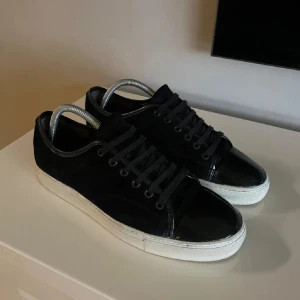Lanvin skor - Svarta lanvin skor i bra använt skick. Fin o mockan och allt glans är kvar!