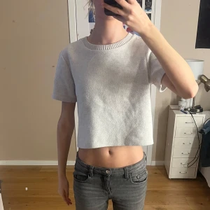 Beige croppad topp från Zara - Säljer en superfin vit croppad topp från Zara i storlek S, dock ganska liten i storleken så passar även XS, beror på hur man vill att den ska sitta. Passar perfekt med linne under eller bara som den är, mycket fint skick!!