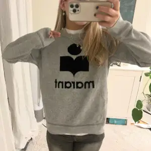 Grå sweatshirt från Isabel Marant Étoile. Den är grå med en stor svart logga på framsidan. Nypris: 3200kr. Tröjan är i väldigt bra skick utan några defekter. 