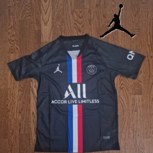 PSG Svart Fotbollströja (Ligue 1 Badge) - Säljer min Svarta PSG fotbollströja med Ligue 1 Badge. Den har aldrig använts utan bara tar plats I min garderob. Säljer den för 549:-