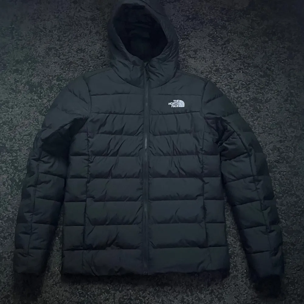 Säljer en svart pufferjacka från The North Face i storlek S. Jackan är perfekt skick original pris är 2399kr. Den är använda 1 gång . Jackor.