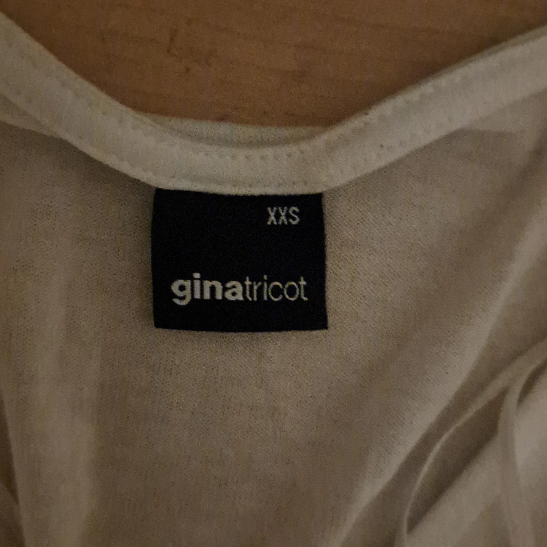Vit långärmad topp från Gina Tricot - 90