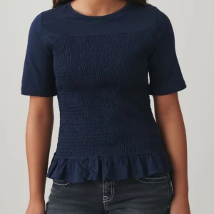 Mörkblå topp från Gina Tricot - Säljer en söt mörkblå topp från Gina Tricot i storlek 158/164. Toppen har korta ärmar och en volangdetalj vid nederkanten. Perfekt för både vardag och festliga tillfällen. Den är i mycket bra skick och redo för en ny ägare! Passar mig som har s/m då den är stretchig💓💓 priset kan diskuteras.