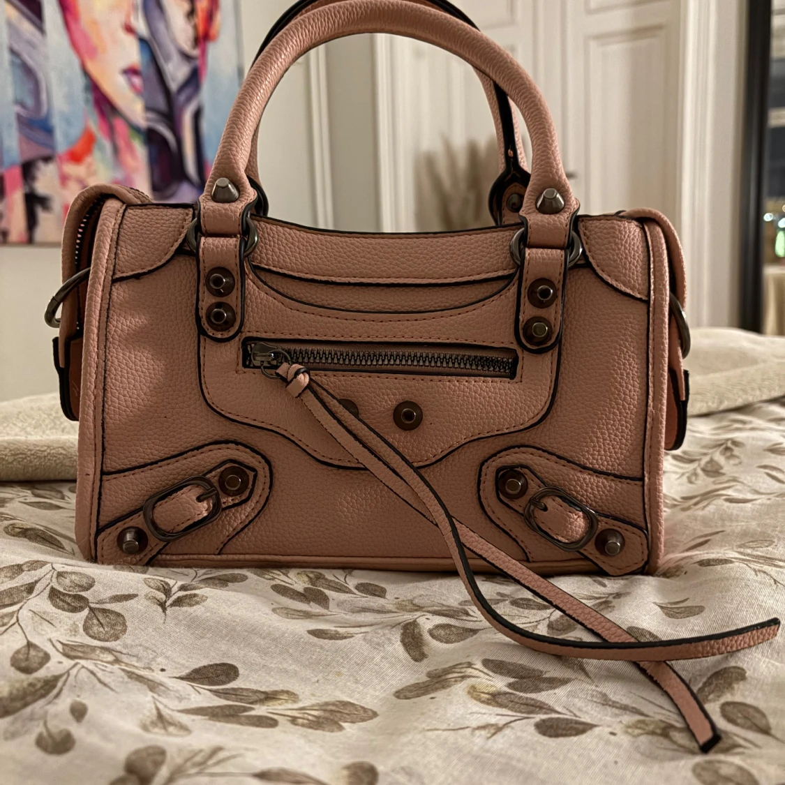 Rosa handväska med avtagbar axelrem