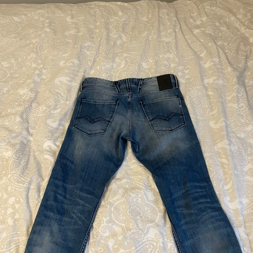 Säljers ett par snygga blå jeans från Replay i bra Jättesnygga tycker alla!!! Helt nya passar inte köparen säljer för billigt pris. Kmr inte hitta bättre. Perfekta för både vardag och fest! 🕺. Jeans & Byxor.