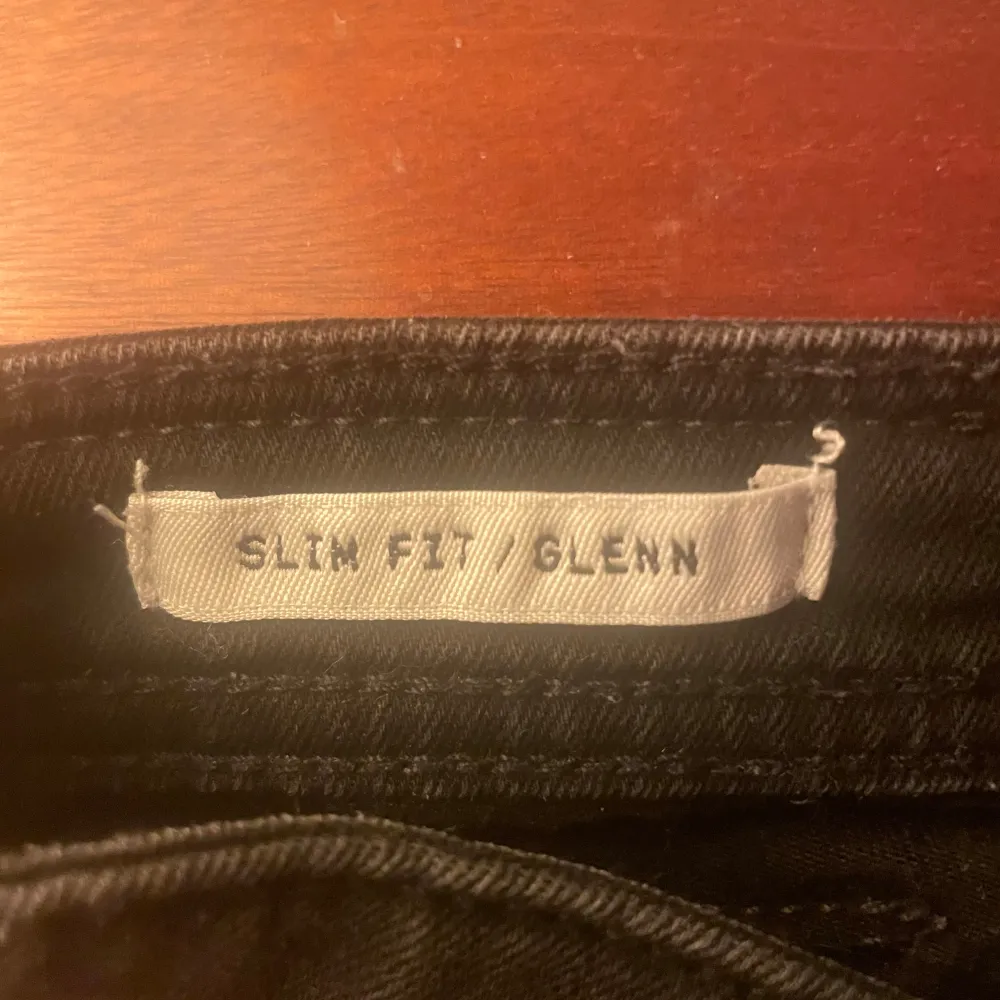 Säljer ett par svarta Slim Fit Glenn jeans i mycket bra skick. De har en snygg slim passform. Passar perfekt för höst och vinter. Sköna och stilrena!. Jeans & Byxor.