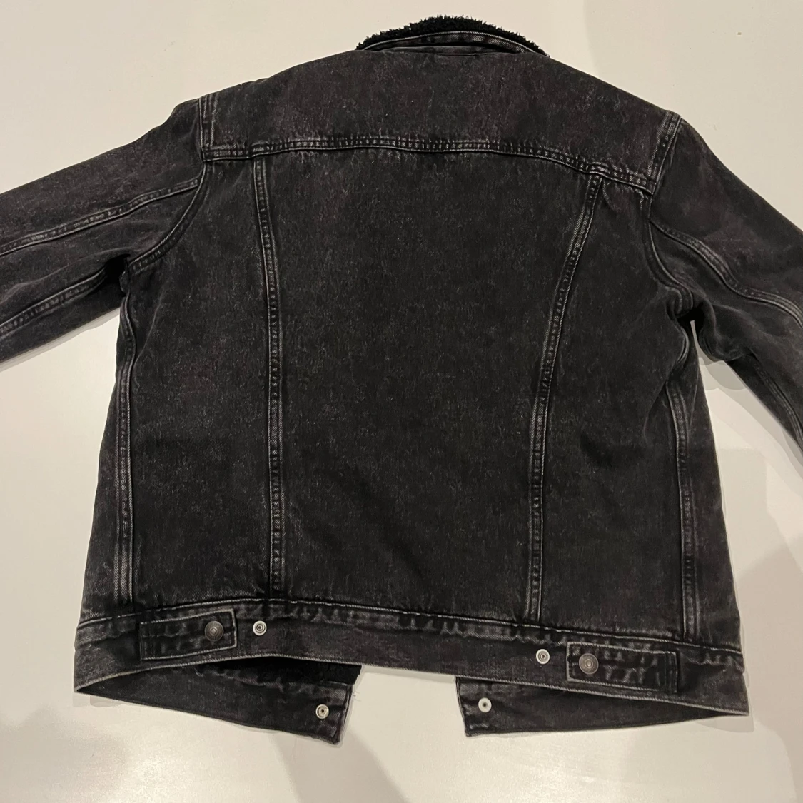 Svart jeansjacka med pälsfoder från levi’s - 90