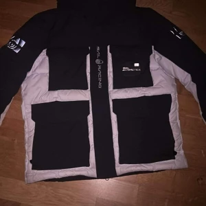Sail racing glacier jacket - Sail racing vinterjacka. Säljer pågrund av att den inte matchar min stil.  Nypris:8000kr Säljer för:3500