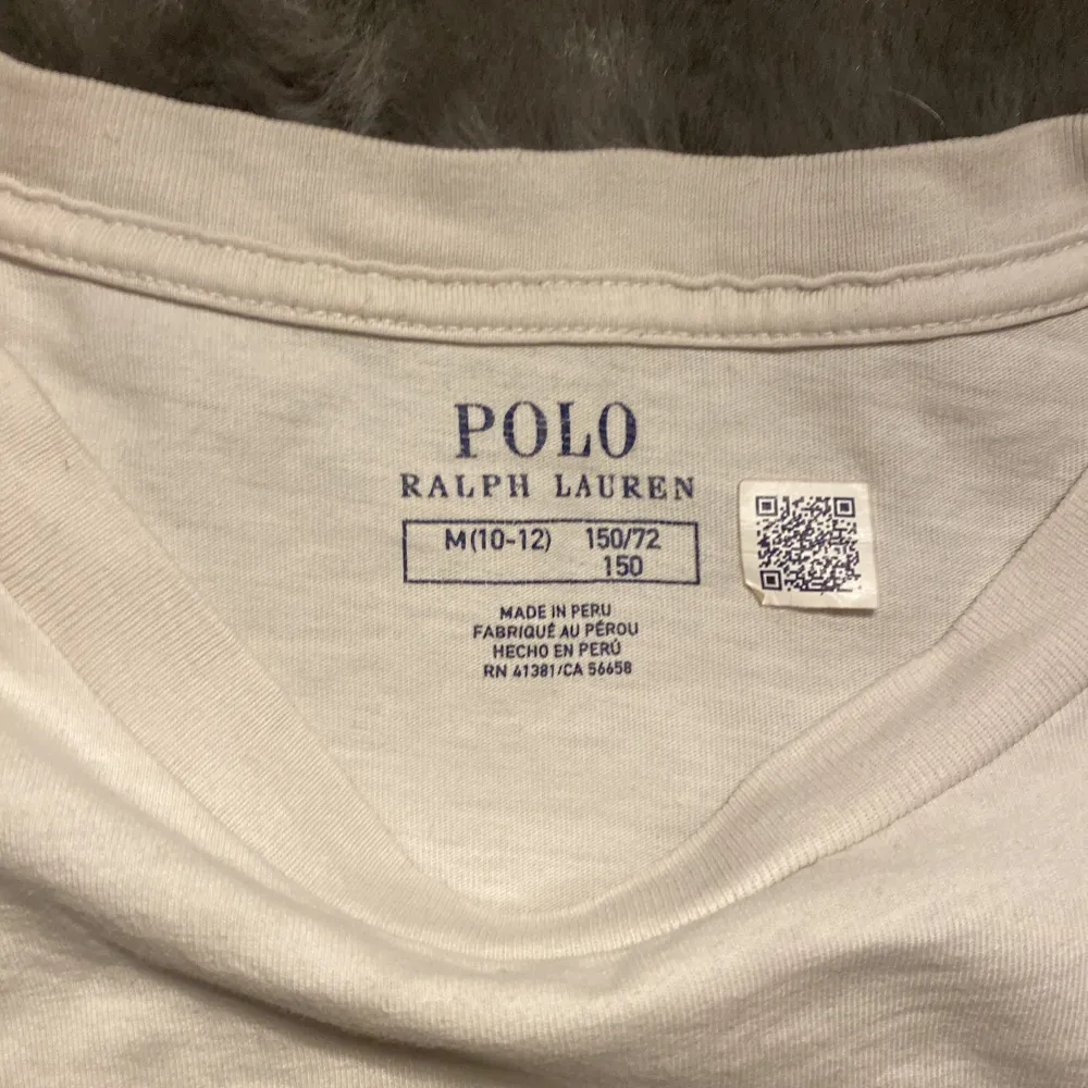 Säljer en vit t-shirt från Ralph Lauren i storleken 10-12 som är runt 162 skulle jag säga! Den ganska använd men har inga fläckar vad jag har sett! Skriv för fler bilder eller frågor och funderingar!. T-shirts.